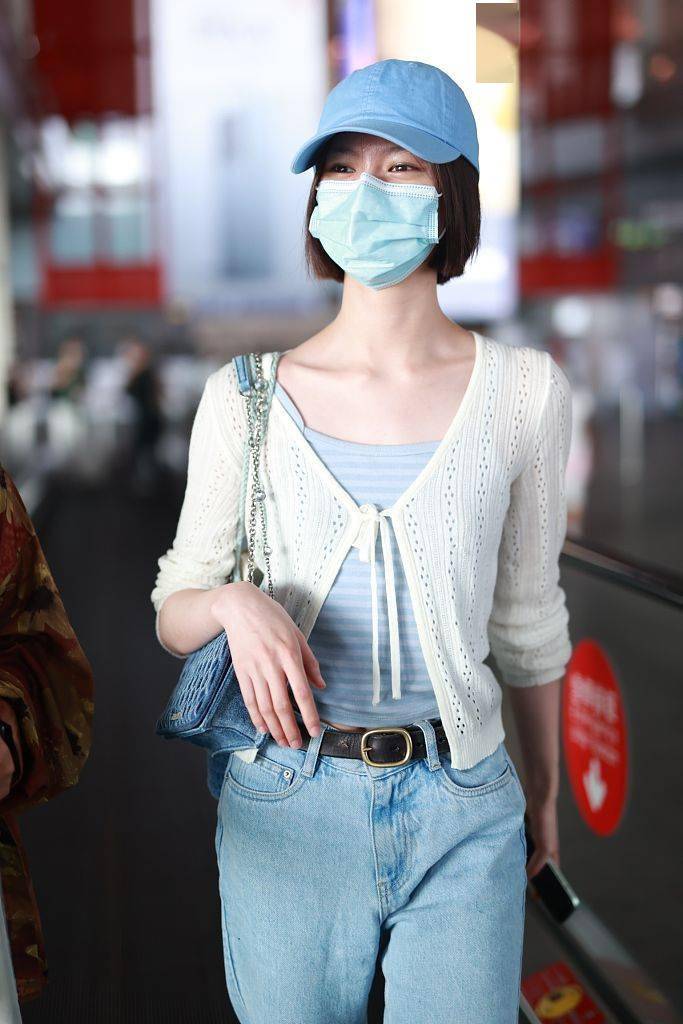 奶油色|邱天穿条纹图案吊带外搭奶油色针织衫 活力满满
