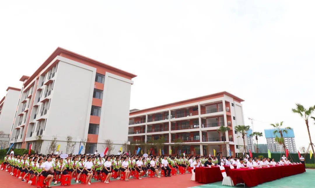 阳东凤凰中学9月1日隆重举行移交仪式暨开学典礼