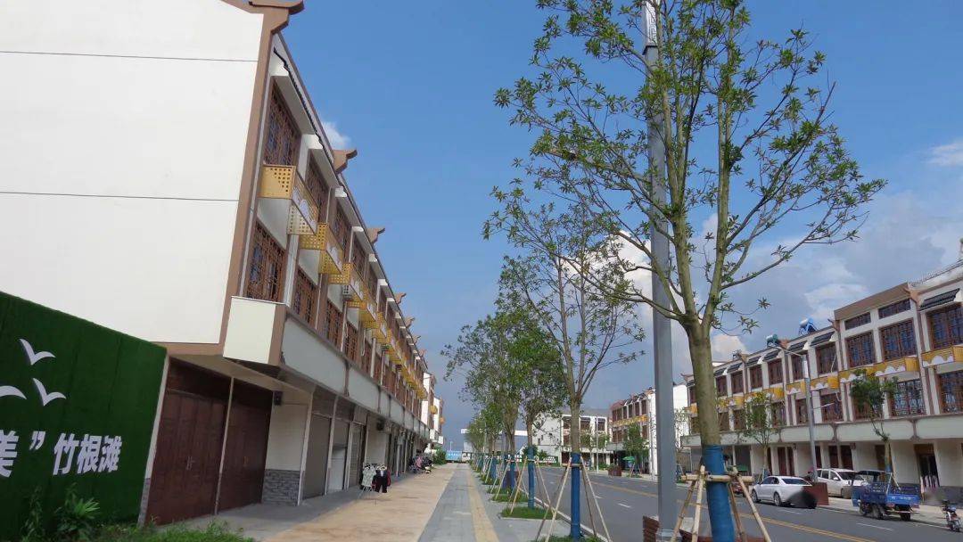 据了解,去年底,竹根滩镇将仁合村沿街,邻镇236户民居住宅立面改造工程