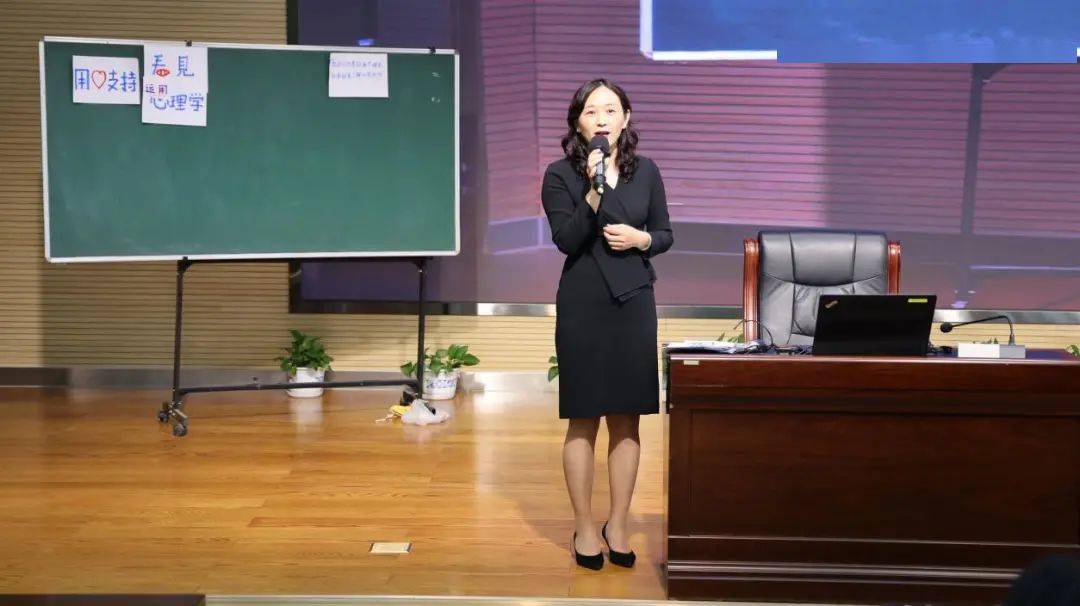 王淼老师的演讲采取了kp法(纸戏剧演示法)的展现方式,围绕"爱"这一