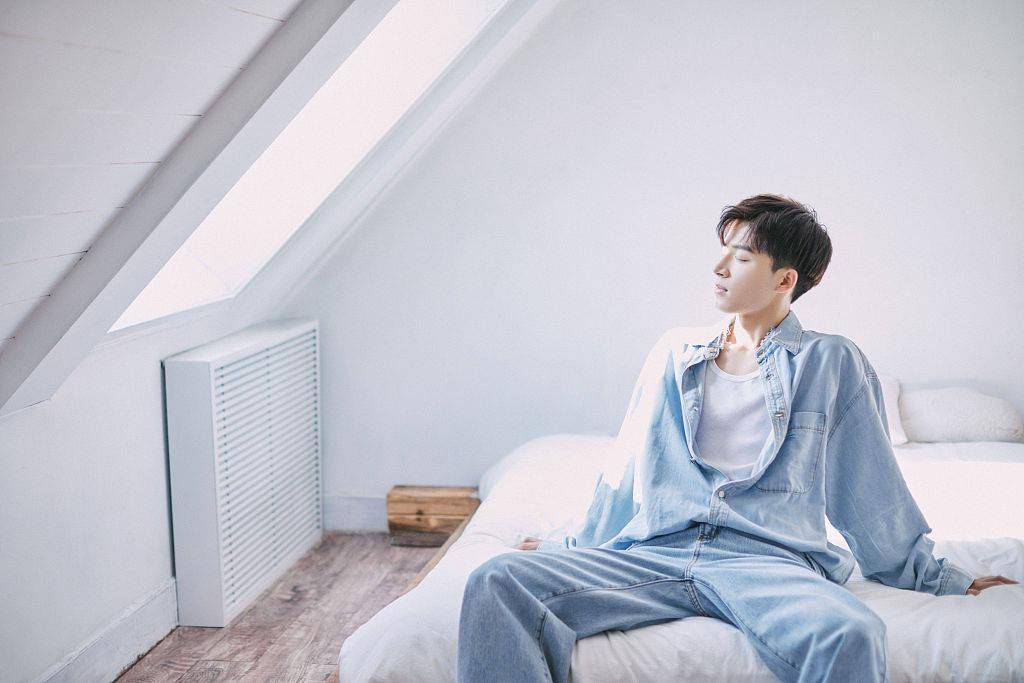 王星越慵懒男友风写真惬意满满 牛仔套装诠释少年味道