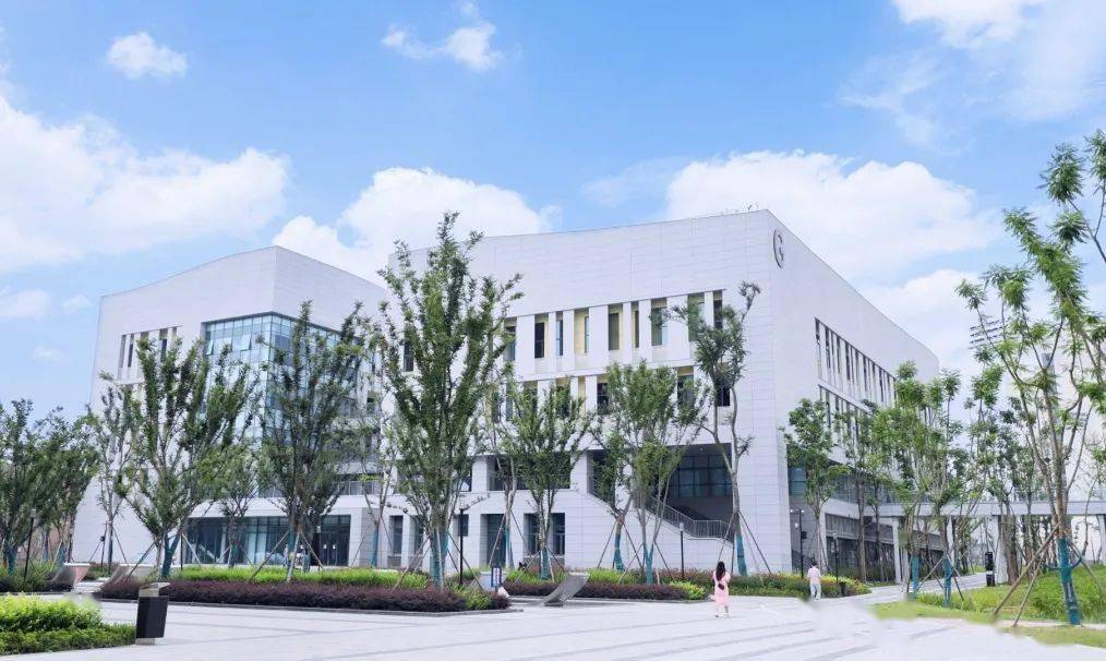 迎接萌萌们的到来做好准备成都大学中国-东盟艺术学院新校区萌萌们又