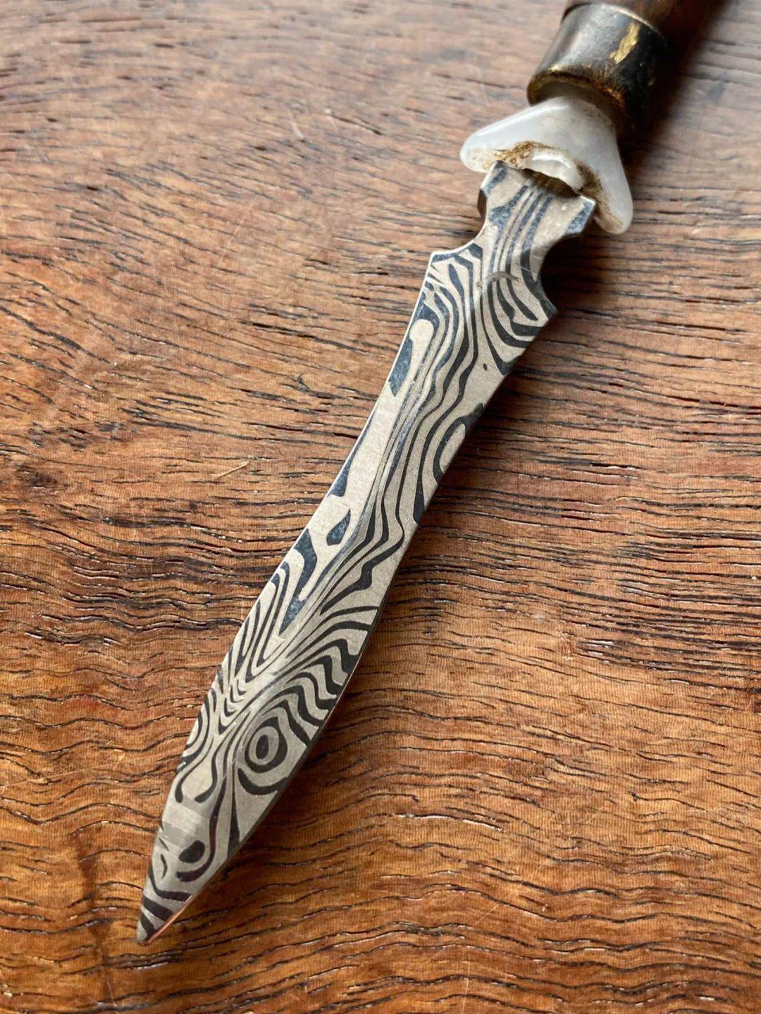 为隔片,配上大马士革钢刃制作而成的精美茶刀,老黄花梨圆柄木纹清晰