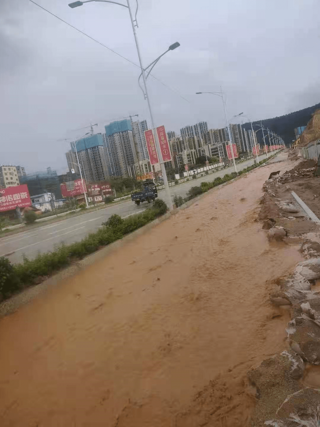 河源紫金縣城突然狂風暴雨大樹倒塌黃泥水橫流現場一片狼藉