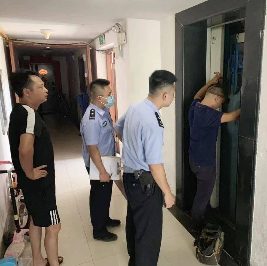 母女被困电梯 民警火速救援 人员