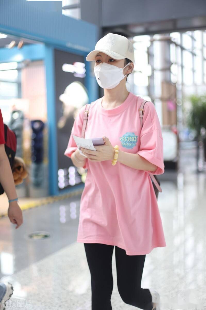 街拍潘晓婷穿粉色短袖戴米白色棒球帽青春活力