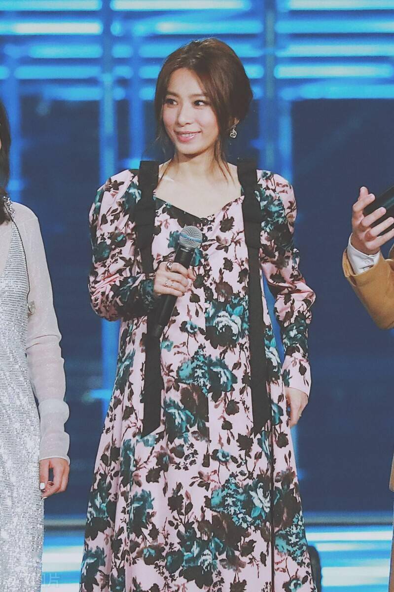 38岁的田馥甄太沉稳穿着绿色长裙很显老气难怪被人喊阿姨