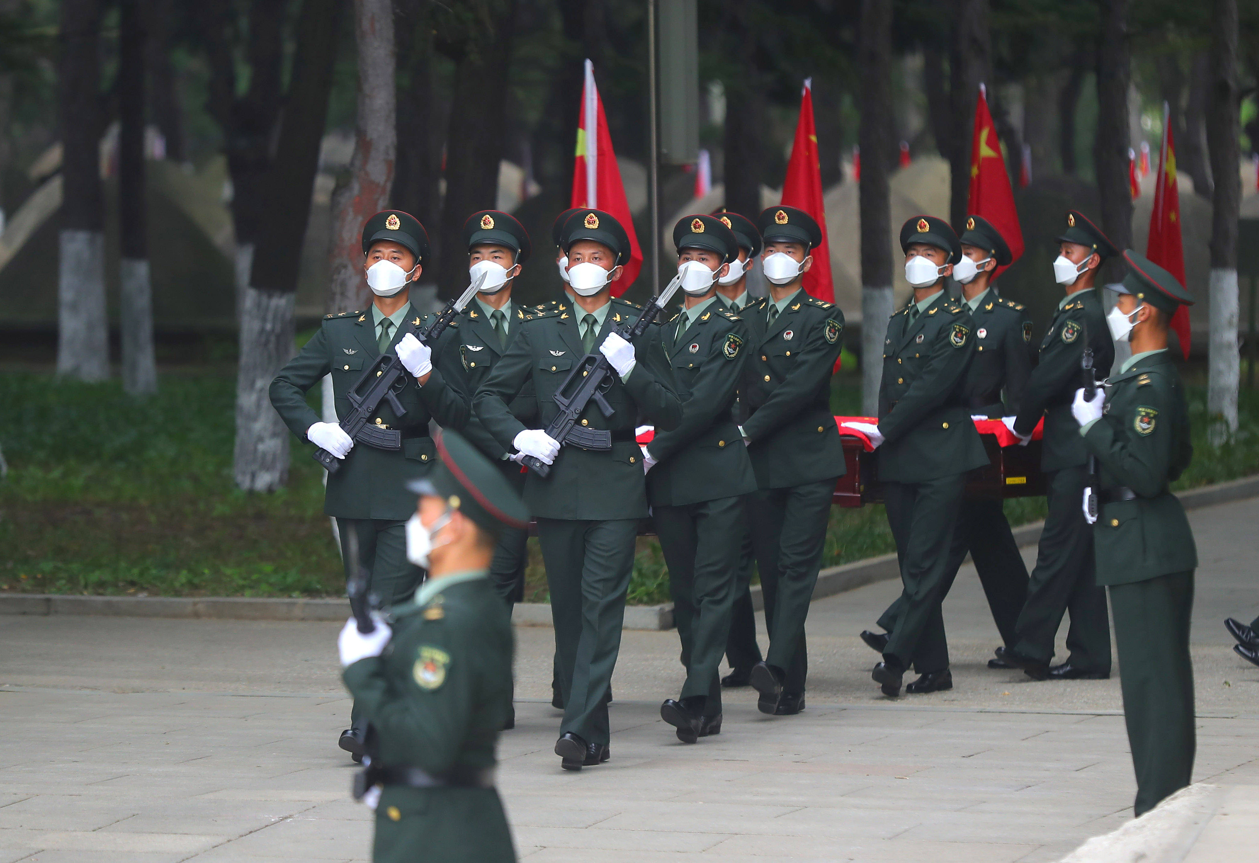 第八批在韩中国人民志愿军烈士遗骸安葬仪式在沈阳举行