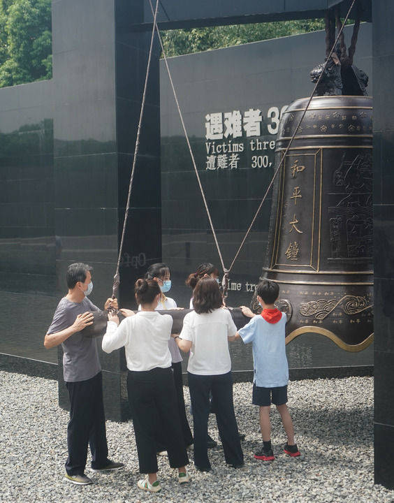 南京撞响和平大钟纪念抗战胜利76周年