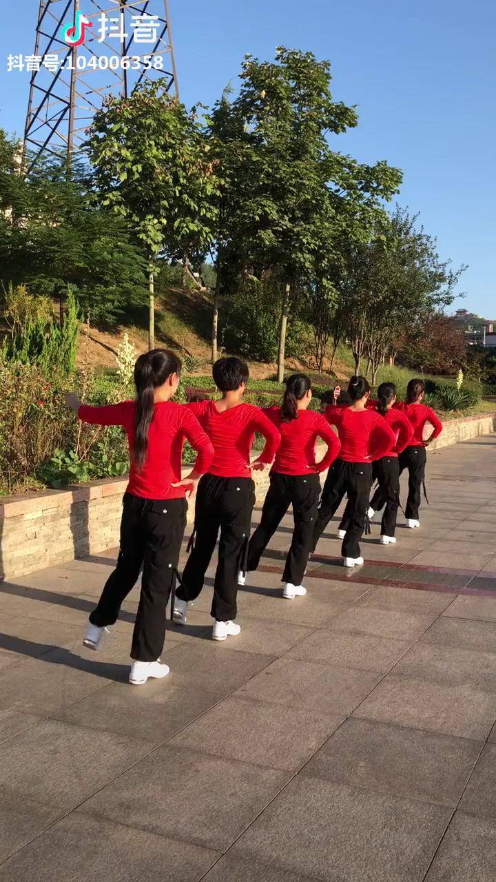 花桥流水广场舞32步图片