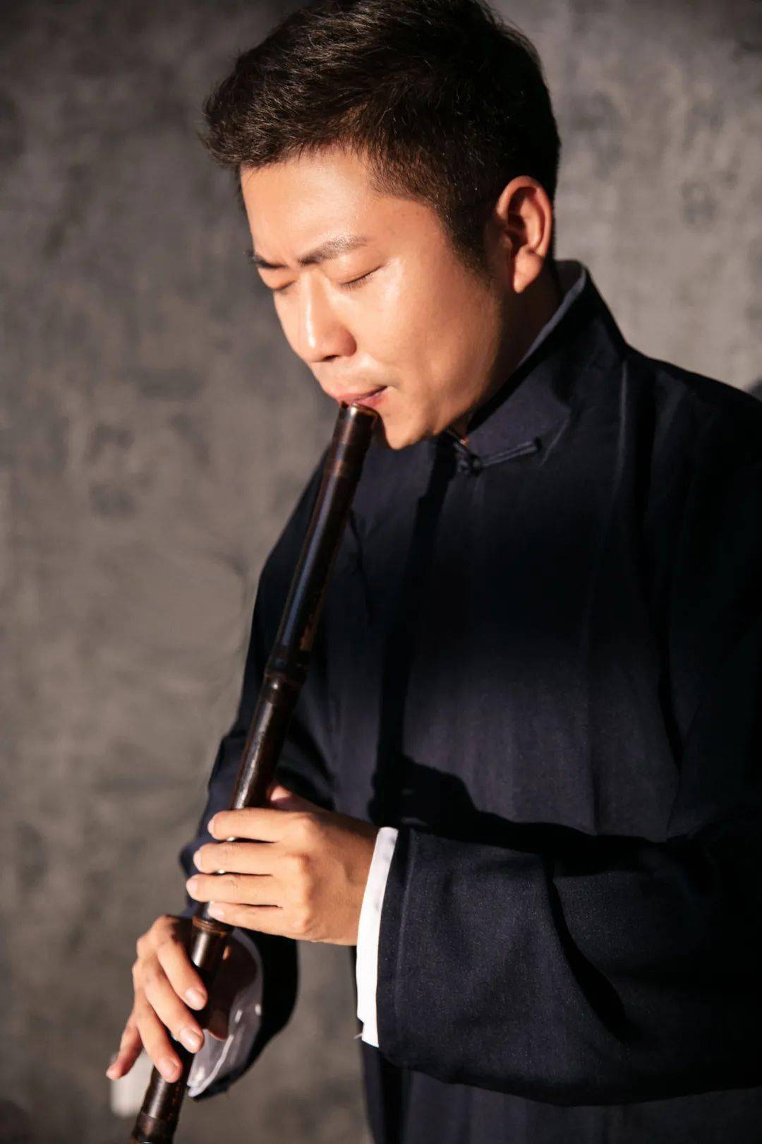 箫演奏:田龙向上滑动阅览田龙,文艺评论员,箫演奏员;《中国民族管弦乐