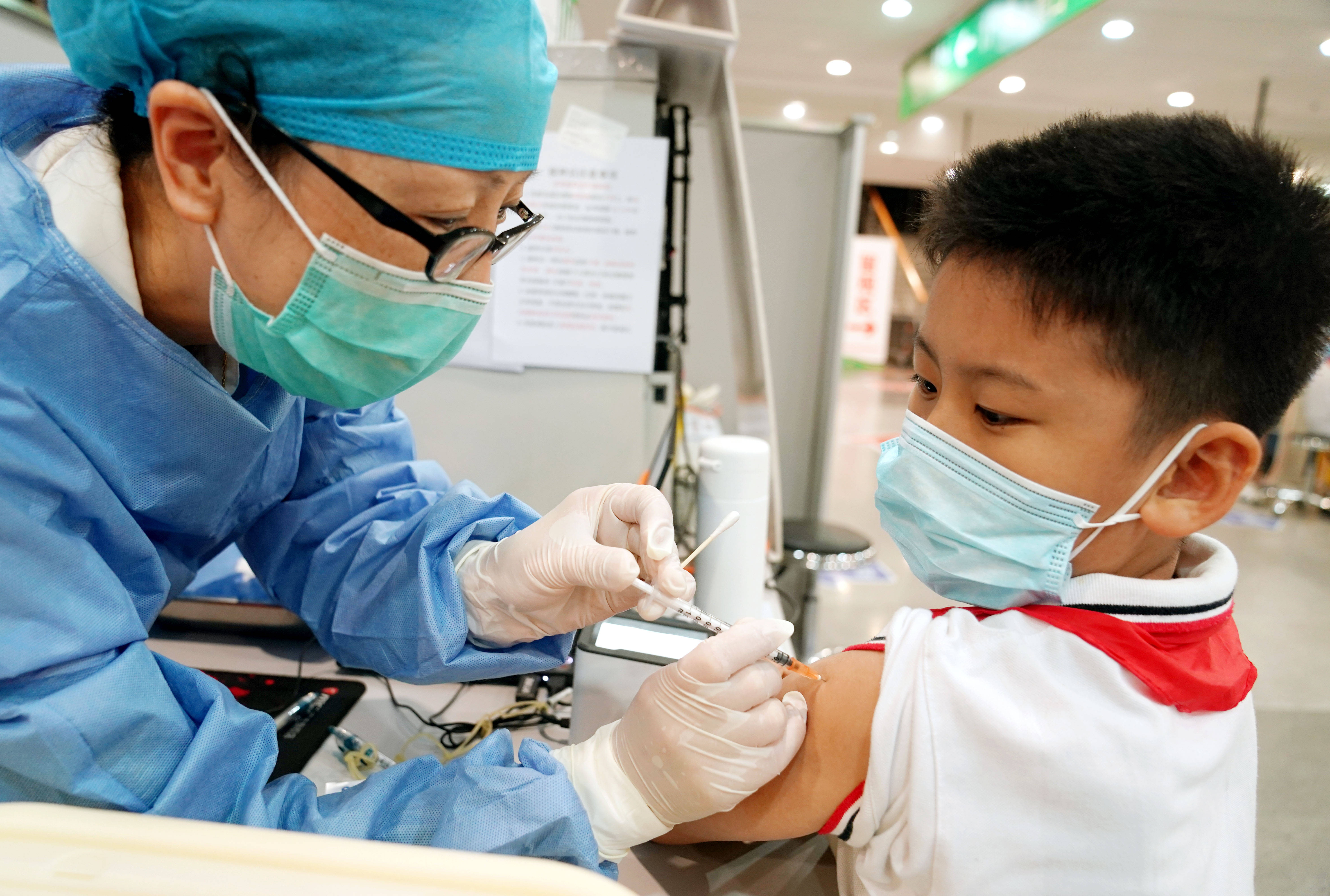 9月3日,在上海市徐汇区凯旋南路接种点,一名学生在接种新冠疫苗.