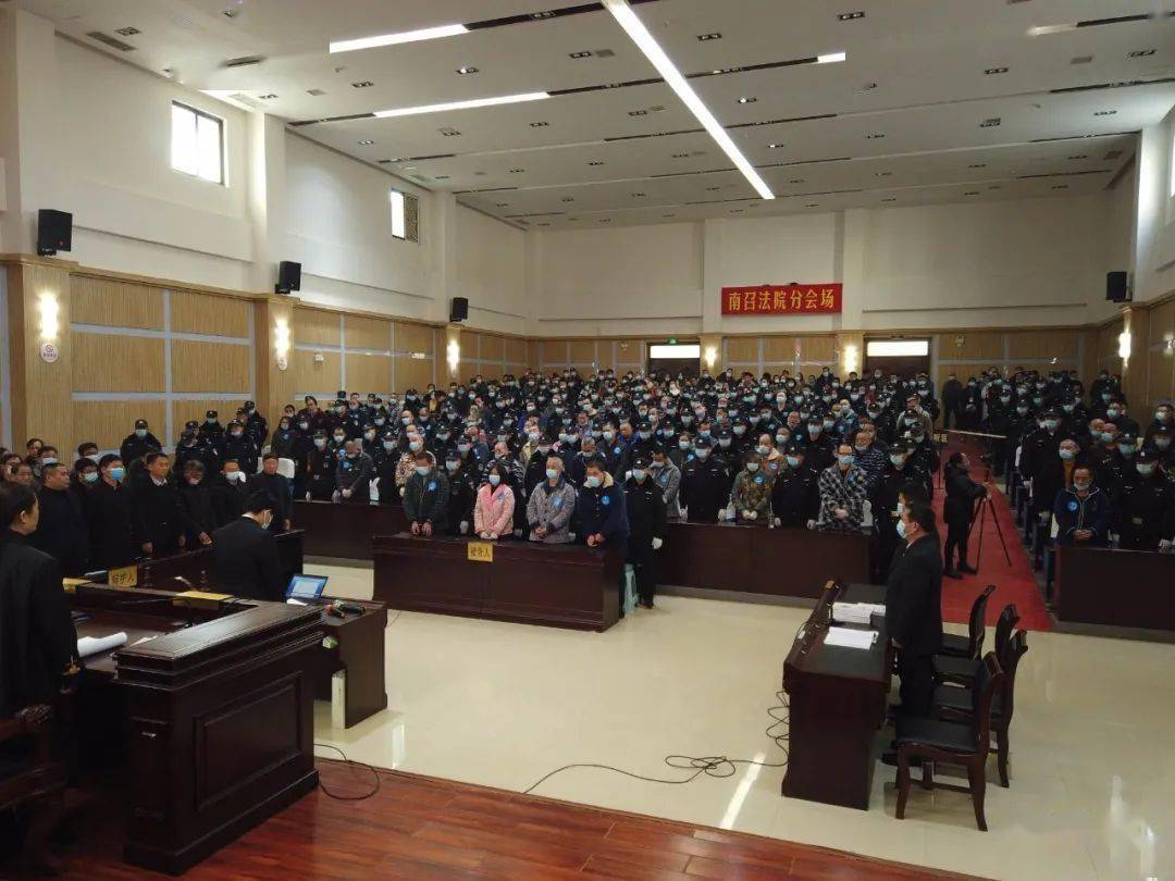 王某军等66人涉黑案庭审现场(资料图片)2019年10月,南召县警方接到王