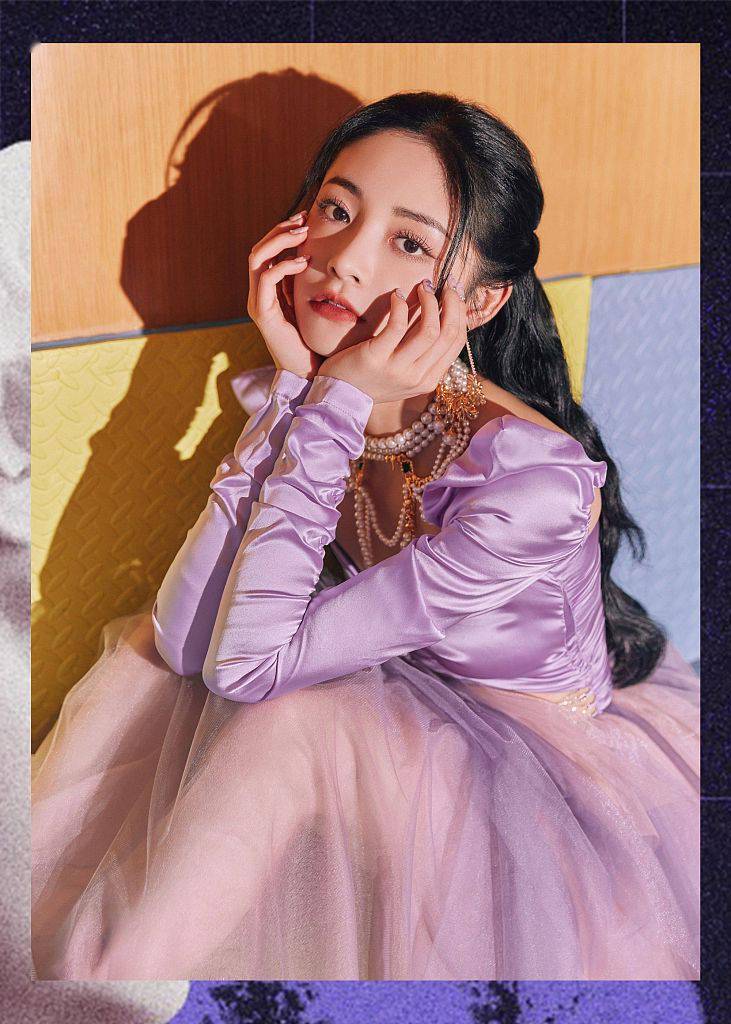 周洁琼公主风造型演绎紫色浪漫 珠光首饰添贵气真氛围美人