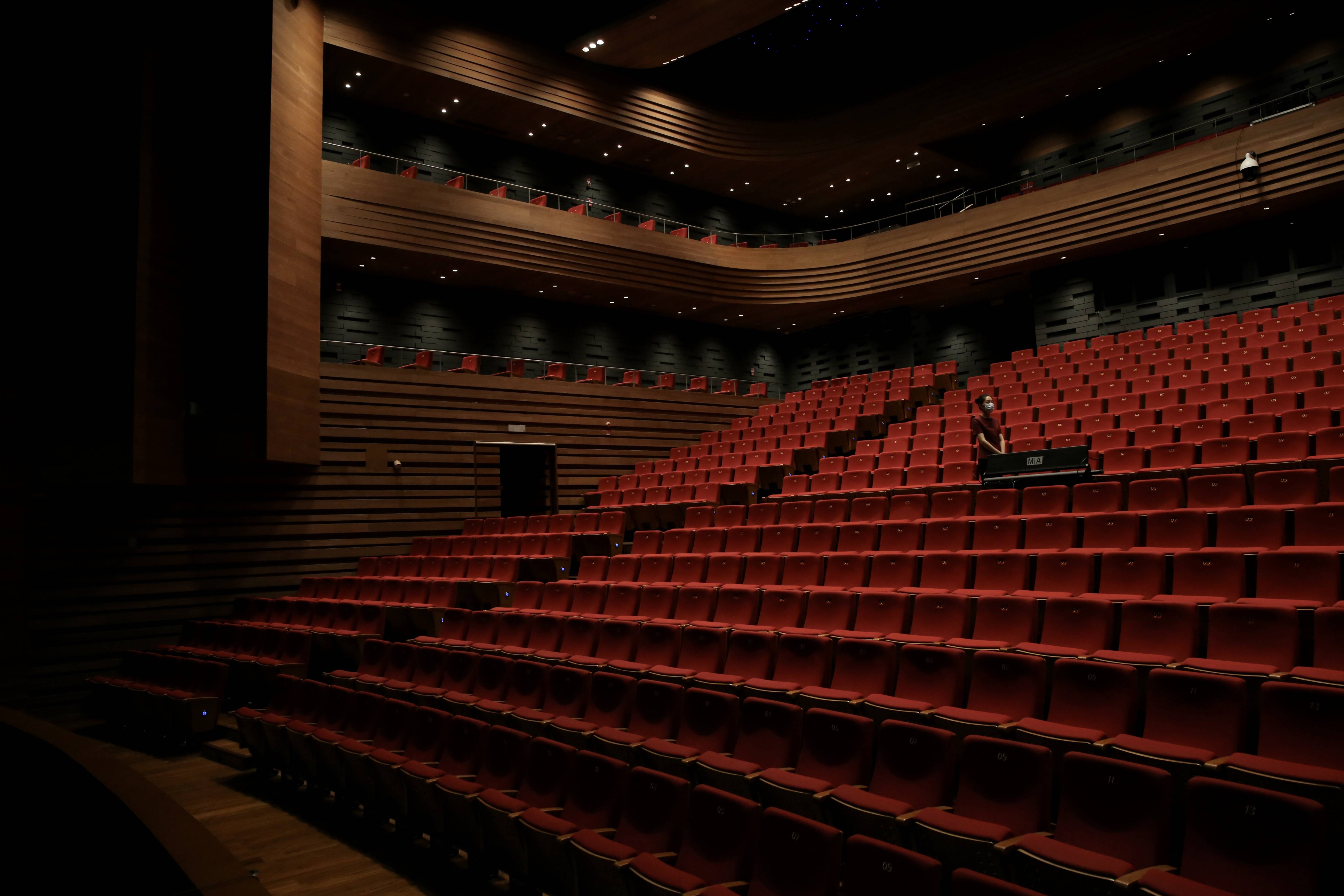 建筑风格简约现代,与其西侧古朴厚重的首都剧场相互呼应,为王府井地区