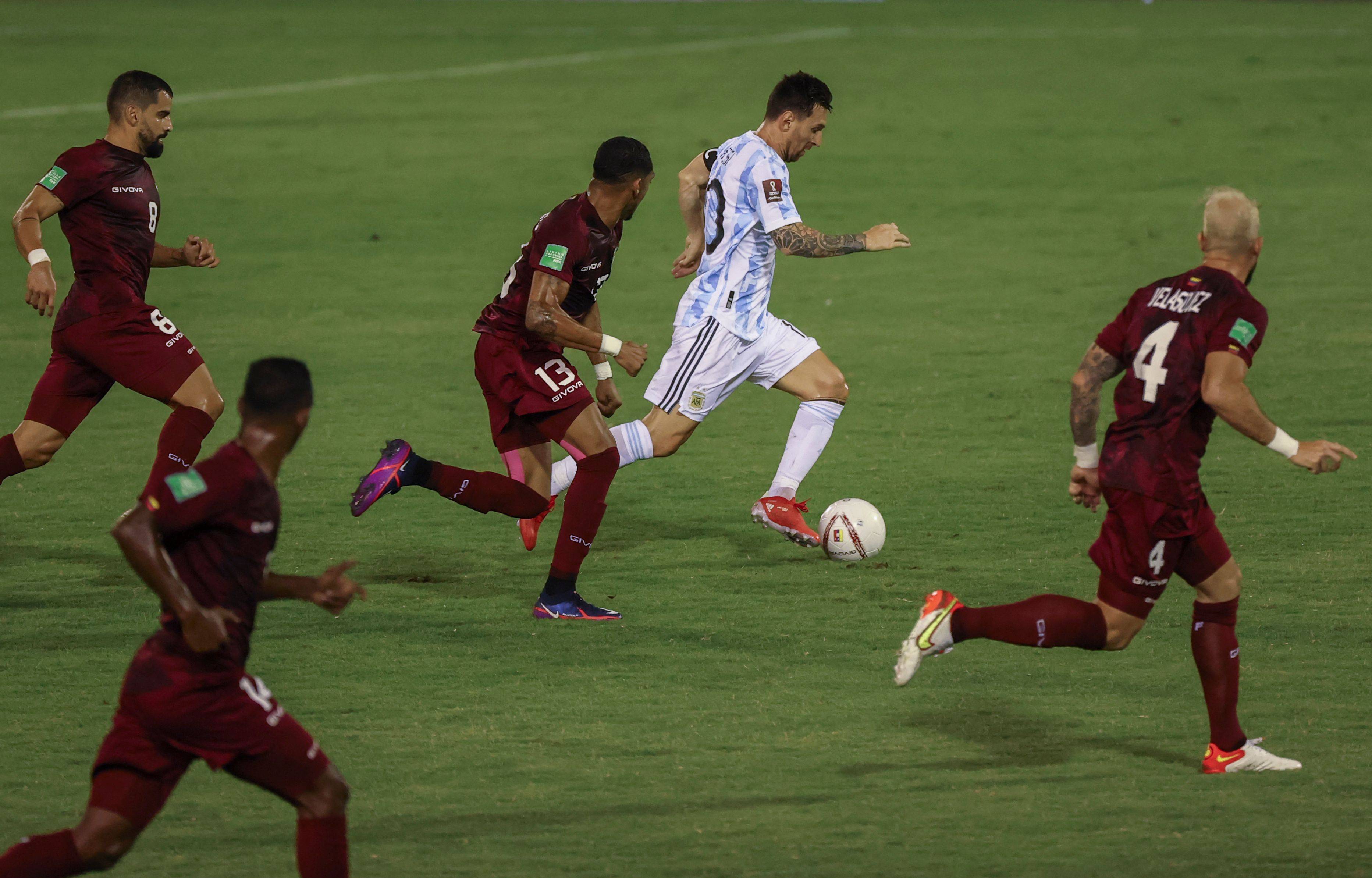 9月2日,阿根廷队球员梅西(右二)在比赛中进攻.