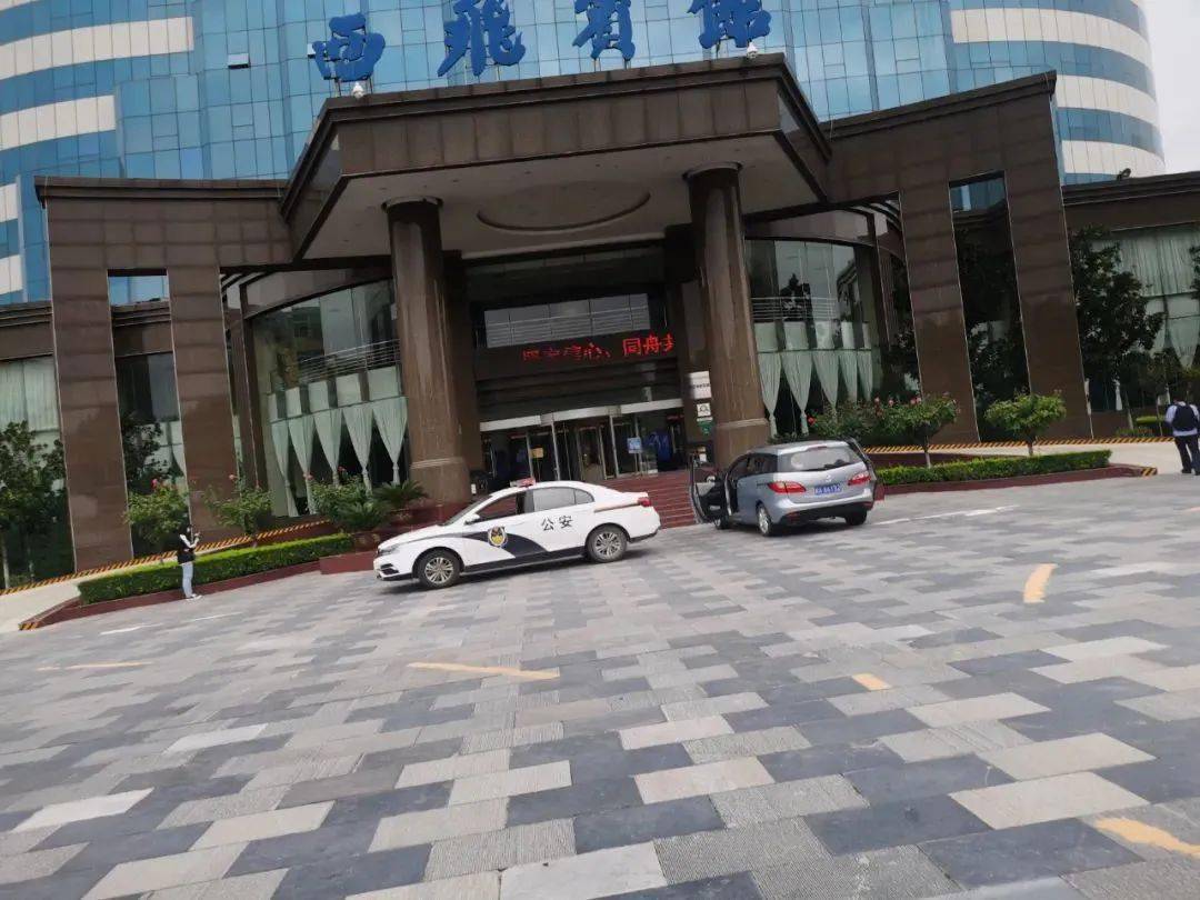 拉着卢先生到胡女士下班的沿线宾馆寻找胡女士,在民警到达西飞宾馆时