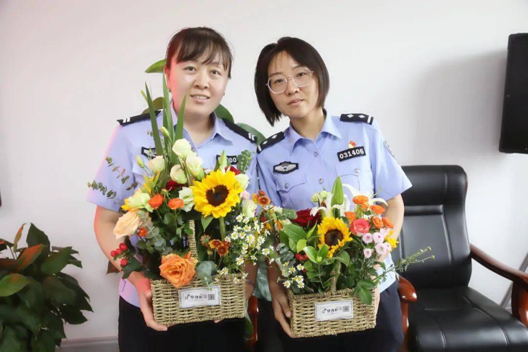 乘风破浪警上添花海勃湾区公安分局组织开展女警心理健康辅导暨警上添