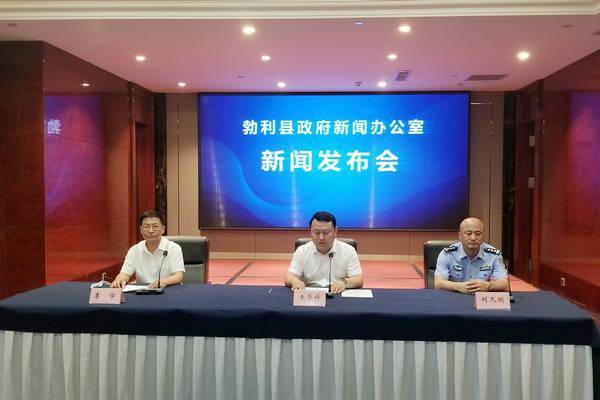 勃利县委常委,副县长王华锋向新闻媒体通报了当天凌晨发生的道路交通