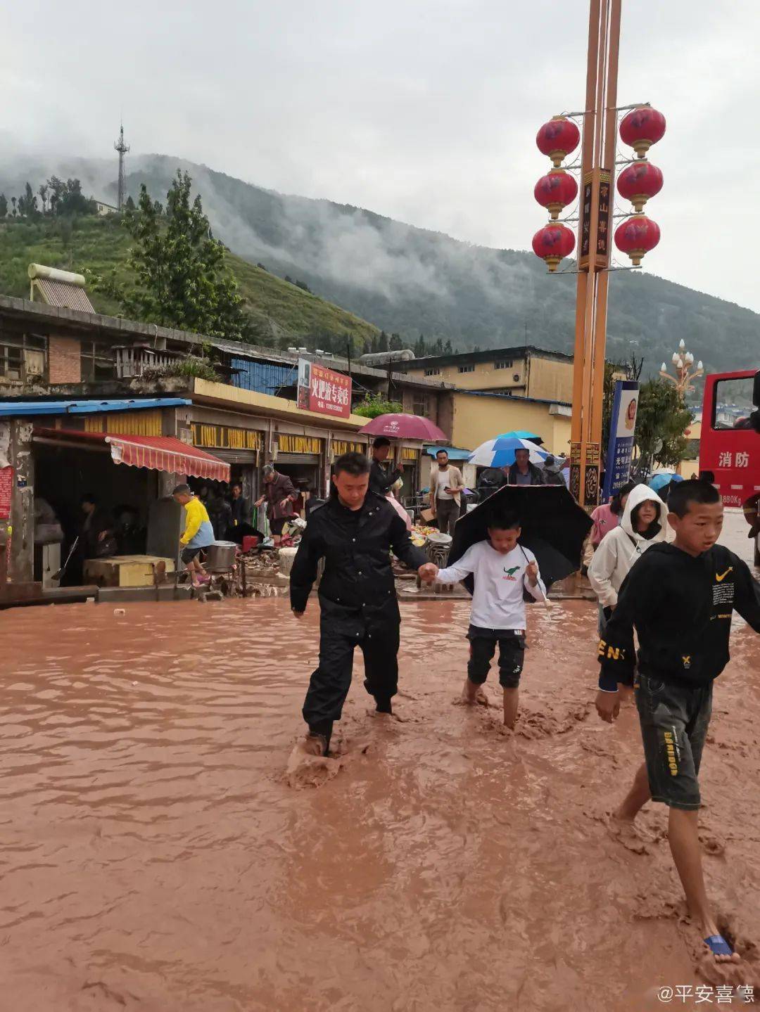 突降暴雨凉山喜德道路积水车辆被淹洪水漫街紧急转移400余人暂无人员