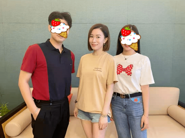 脖子|佘诗曼跟素人合影，46岁还这么年轻漂亮，连脖子上颈纹都不明显！