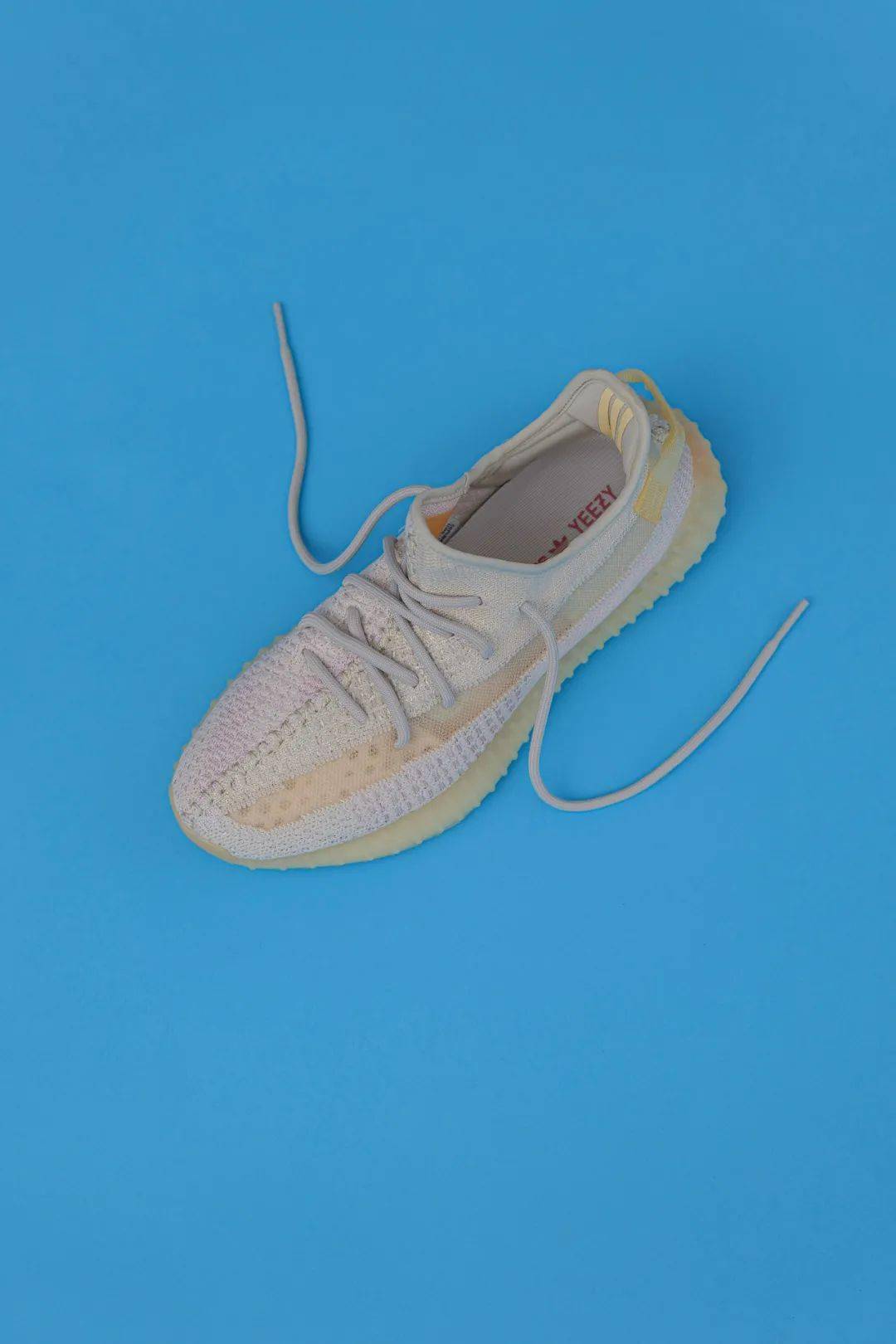 流光溢彩adidasoriginalsyeezyboost350v2light限量发售