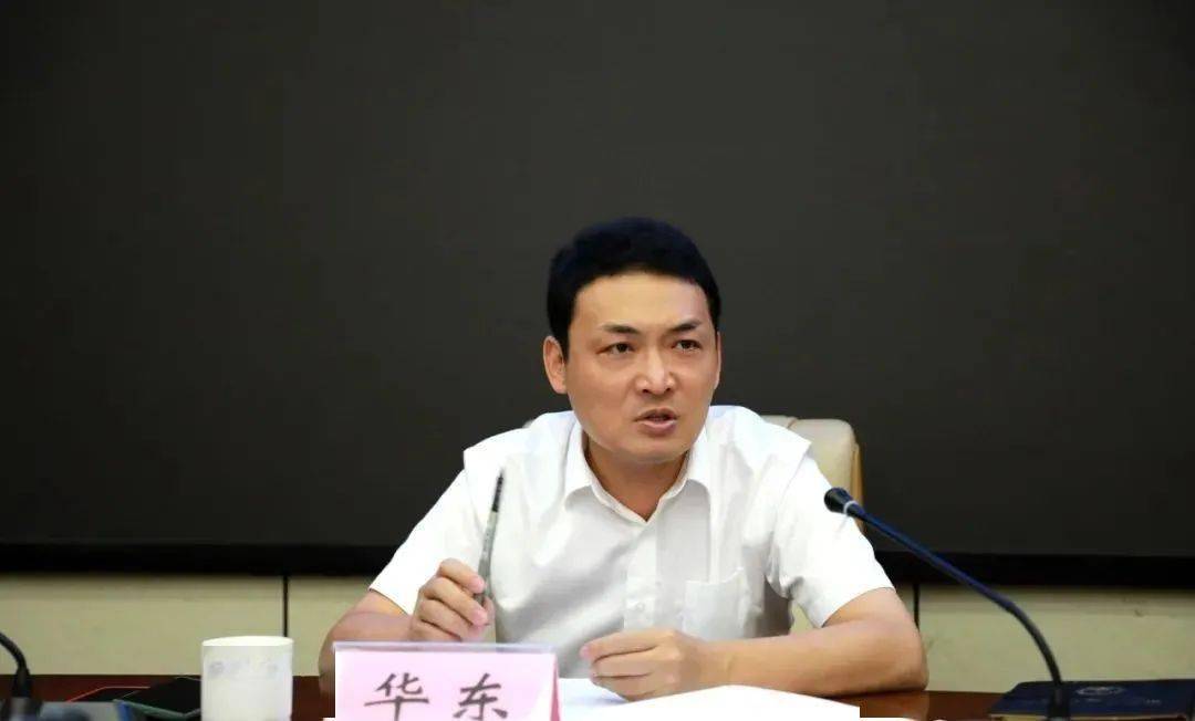 华东要求,各相关单位要抓紧做好道路的规划设计方案,尽快拿出符合靖西