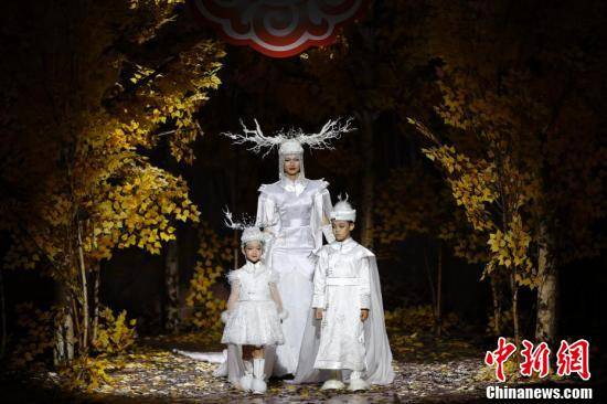 技术|中国鄂伦春文化服饰秀亮相中国国际时装周