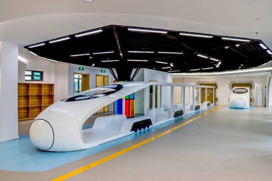 幼儿园室内设有生活室,美工室,建构室,图书室,科技馆等专用活动室