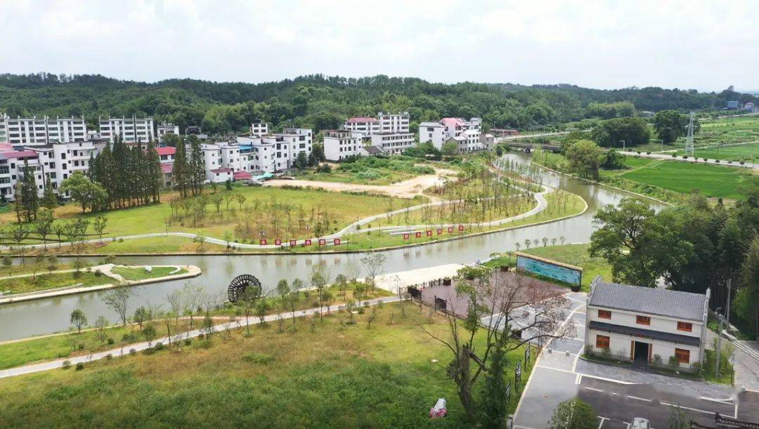 这里就是村前镇朱家村形成了一道亮丽的风景与秀美的村庄环境交相辉映