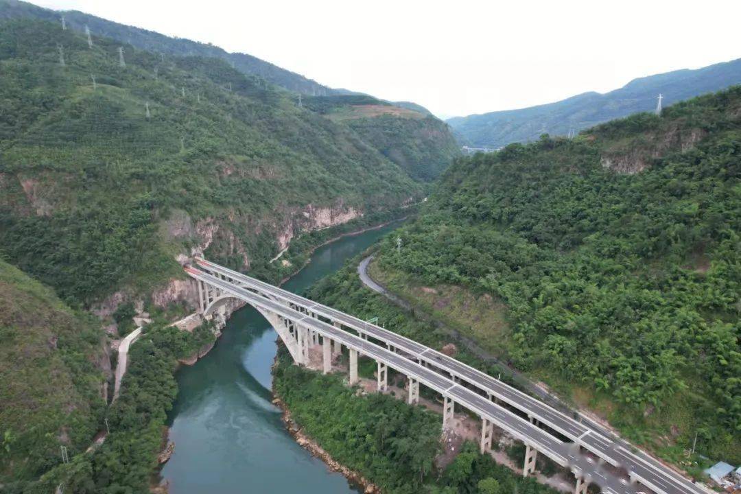 思澜高速公路建成通车后,为普洱"绿三角"带来了