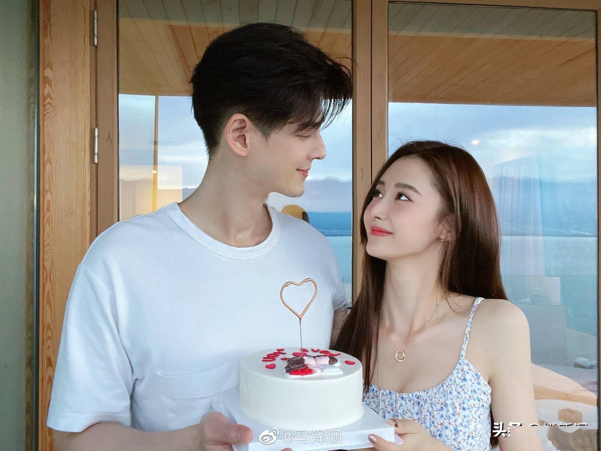 趁女友生日公开恋情 44岁郭品超认恋25岁马泽涵_微博