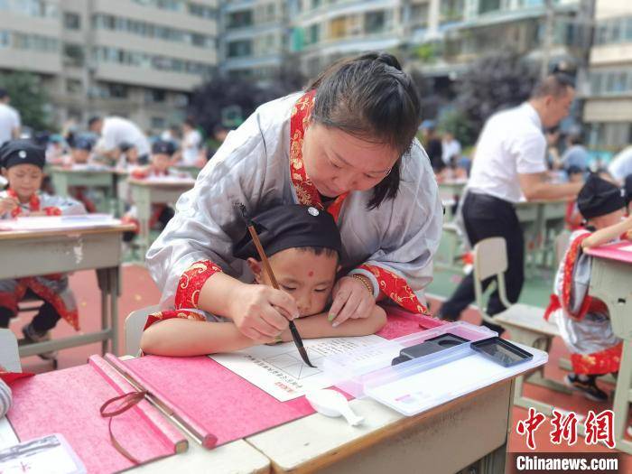 先贤|兰州小学生“开笔”启蒙：端正衣冠 击鼓鸣志