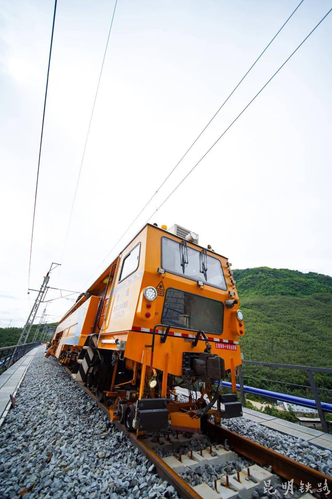 铁龙出山 震山河