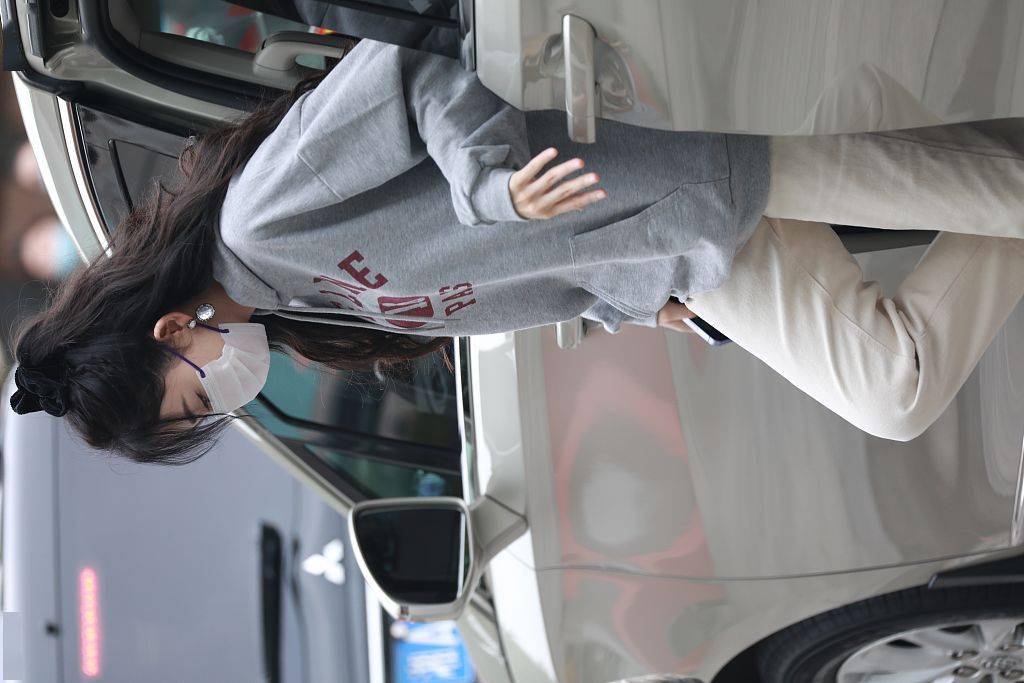 卫衣|娜扎半梳公主编发仙女感十足 着休闲卫衣时尚舒适元气营业