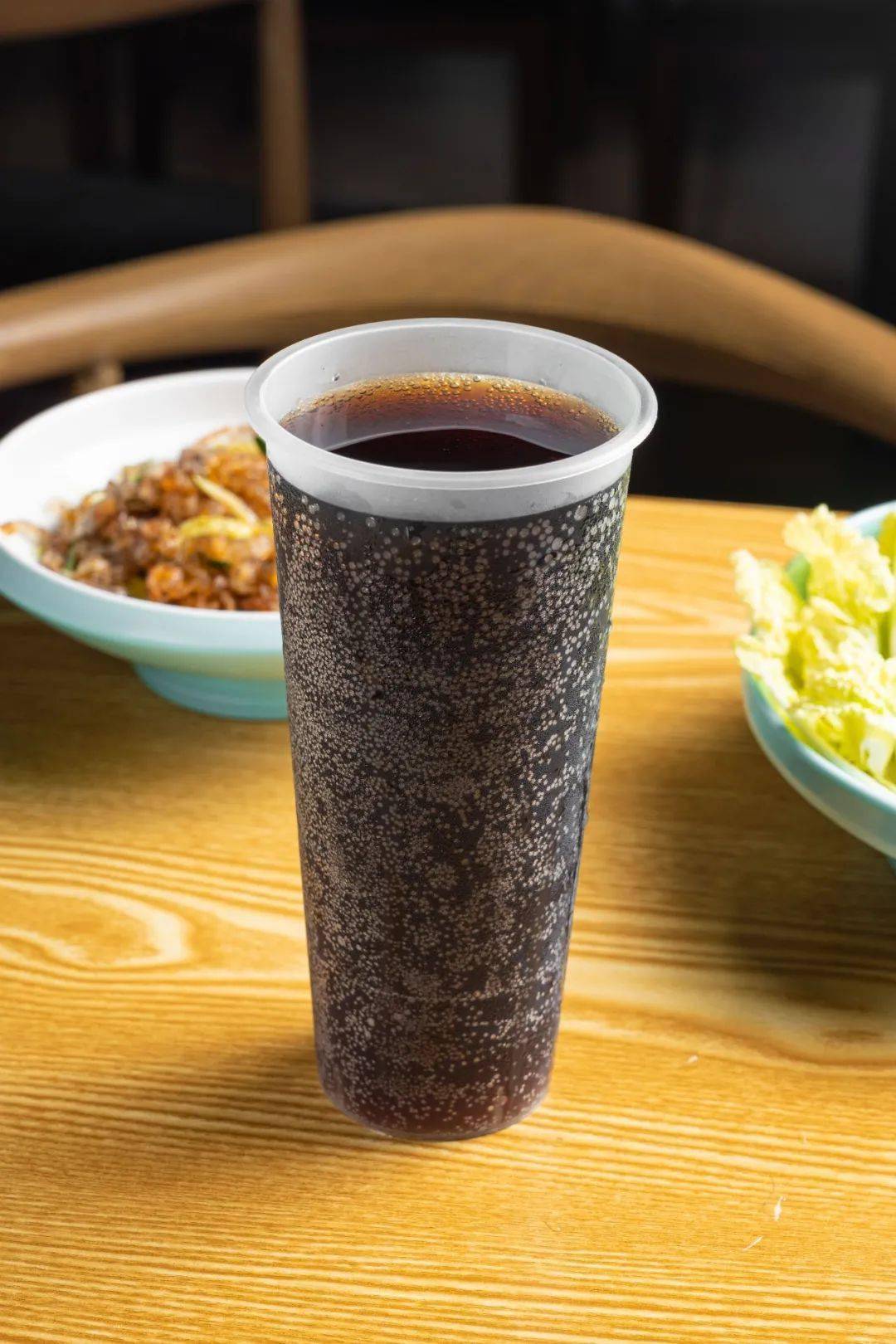 店里的酸梅汁都是每天新鲜熬制,冰镇过后,酸味被充分激发,入口清新又