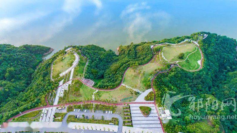 同心广场是中华水园的一景,该主题公园位于郧阳区天马大道,建有集亲水