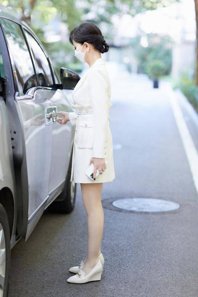 赵雅芝只露眉眼真看不出年龄精致眼妆配西装裙穿出女总裁效果
