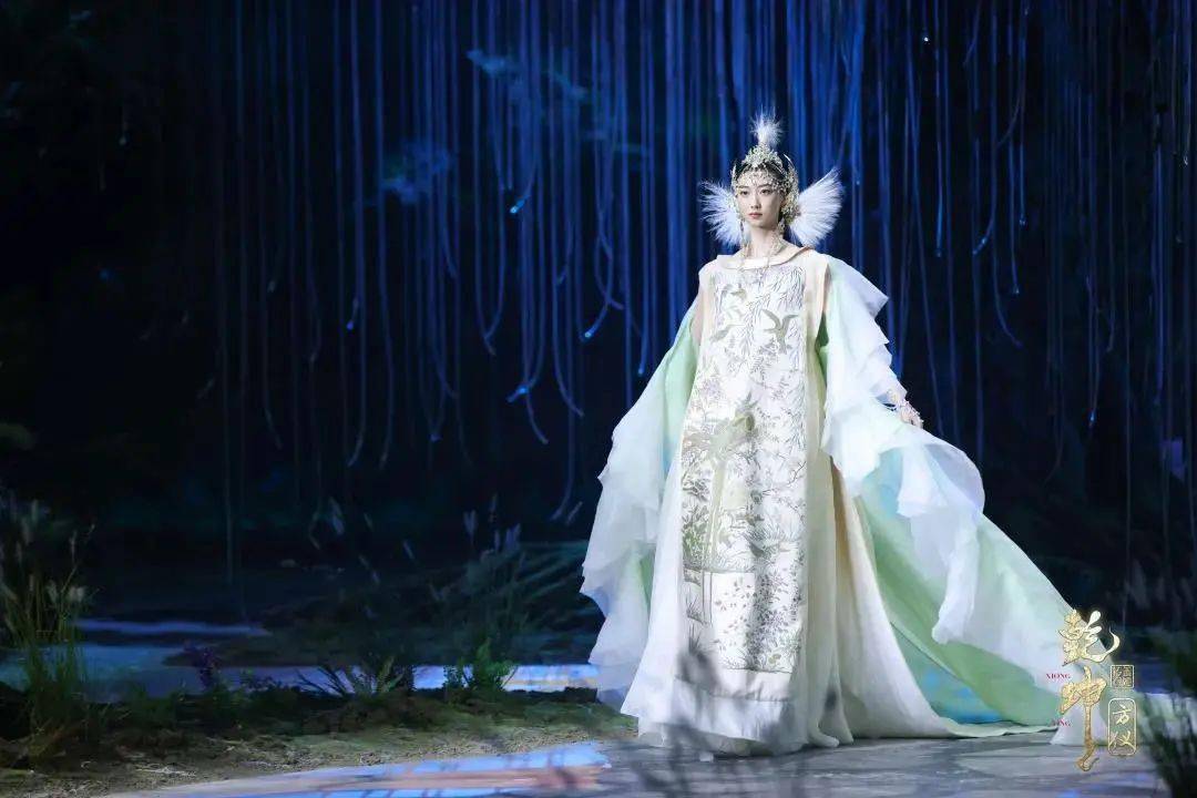 民族|致爱时尚 | 在SS2022中国国际时装周,遇见人文自然、民族传统与时尚融合之美