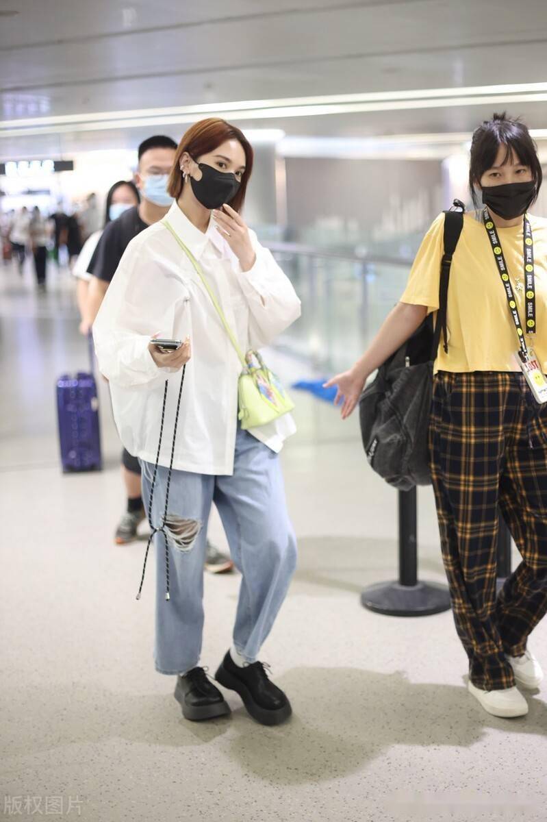 街拍杨丞琳白衬衫牛仔裤黄色贝壳包清爽靓丽