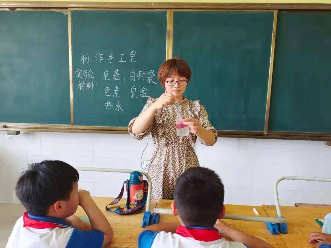 如何让自己更开朗自信 eeed90de95714622abdb4610915c8cb3.jpeg