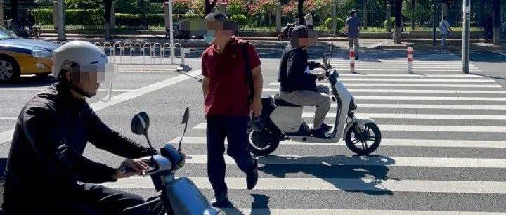 危险!朝青这里有大量电动车抢行斑马线 市民:根本没有考虑到行人!_机动车