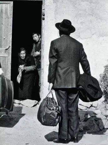 提起过华栋舅舅不是外婆亲生的,年过半百的他整天挑着收鸡蛋的担子