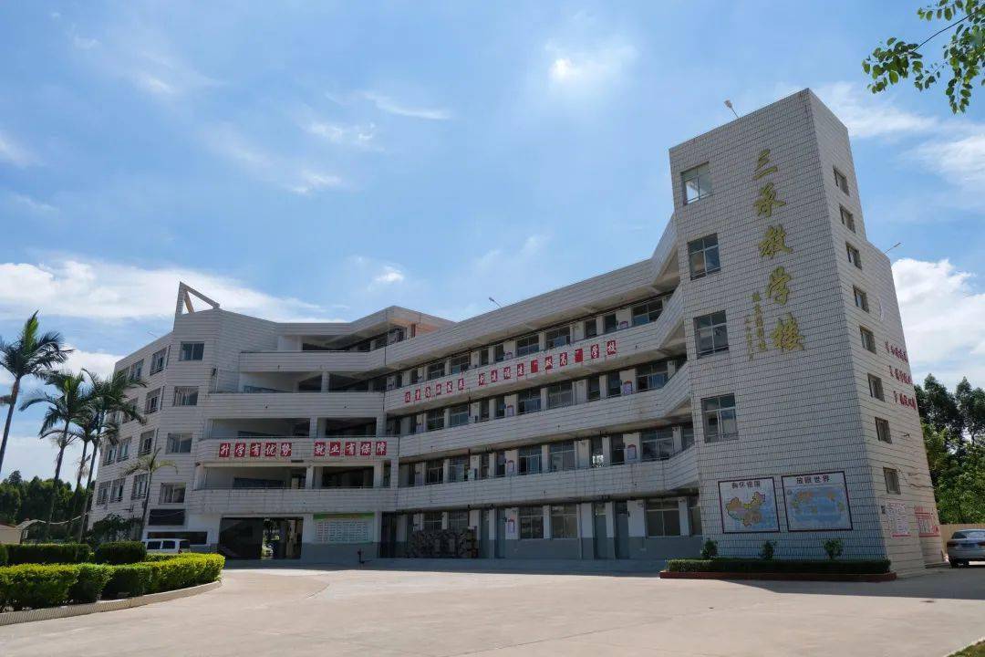 视察组实地视察华泰实验小学,第六实验小学,晋兴职校新校区,尚志中学