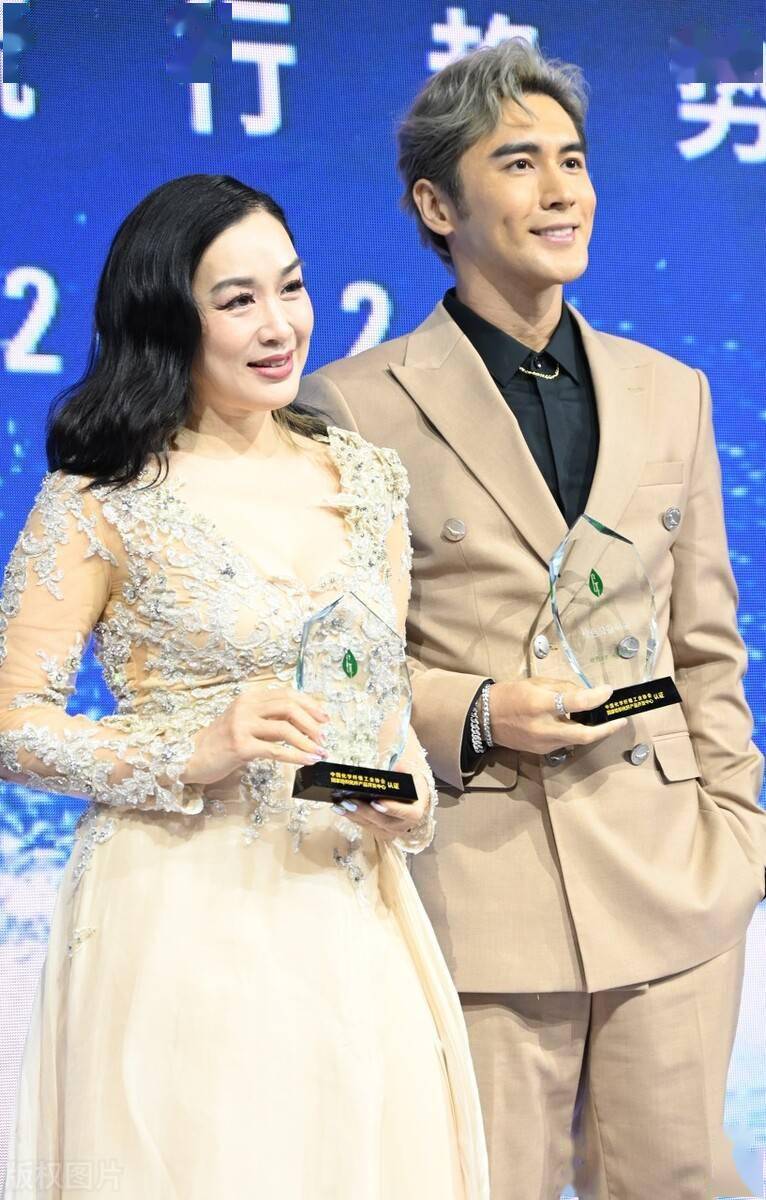 老妻少夫也恩爱,钟丽缇张伦硕牵手走机场,同戴贝雷帽洋气有范