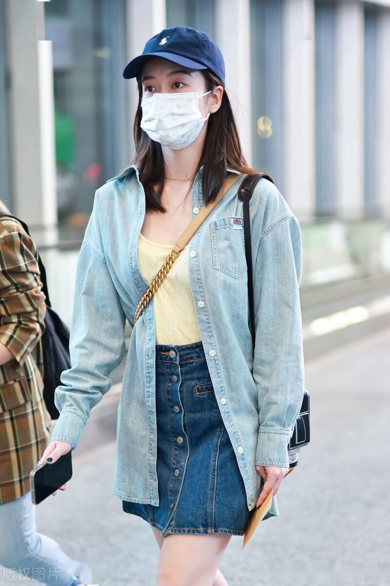 张雪迎身穿鹅黄恤搭配牛仔短裙青春减龄外搭浅蓝衬衫休闲活泼
