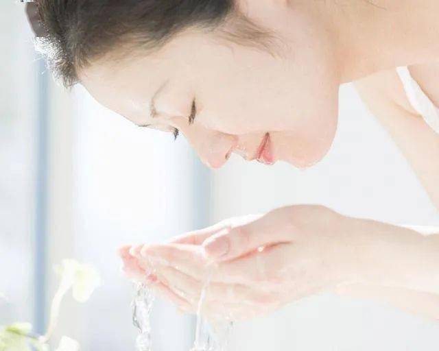白醋|5种米醋祛斑小窍门~不仅美白肌肤，还能减轻皱纹，就是这么简单！