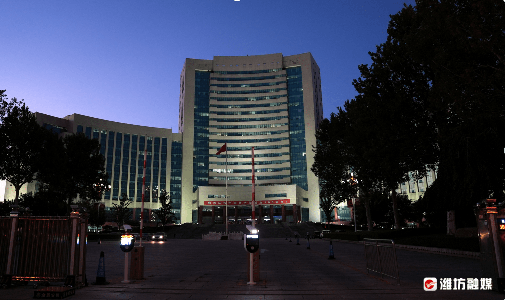 潍坊市政府大楼四根拦车杆下班后永远为老百姓竖着