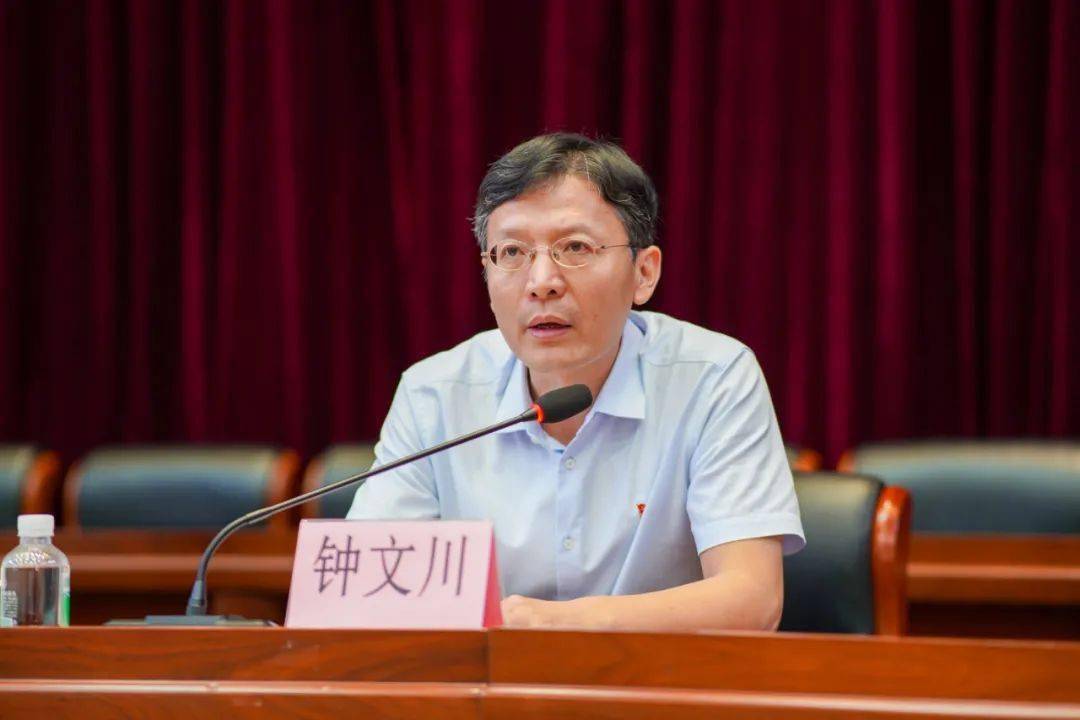 南海区教育局副局长钟文川发言"教育是最大的民生工程,也是一个地方的