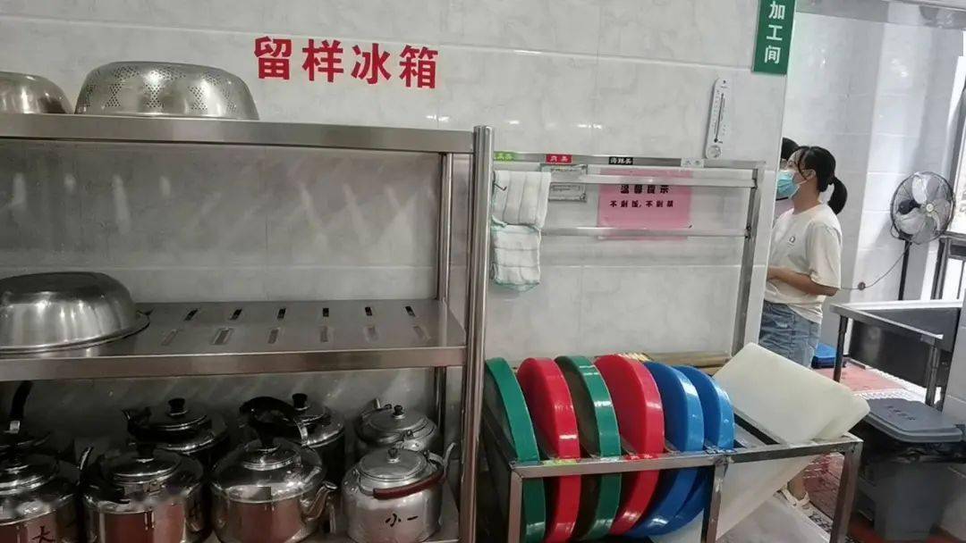 78 餐具摆放整齐,台面干净一起去明珠园区的后厨看看吧接下来新开园